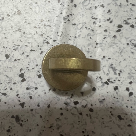 Beautiful gold tone with green stone ring - Picture 4 of 4